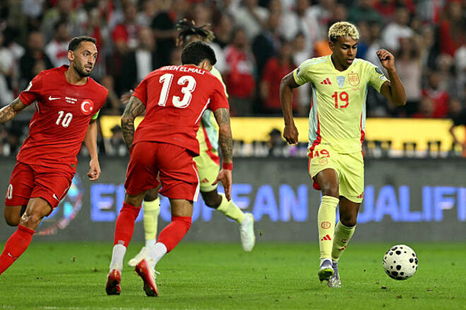 По три гола в обоих таймах. Сборная Испании разгромила Турцию