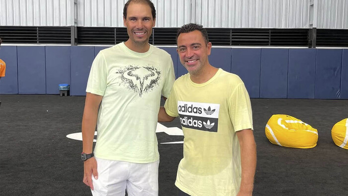 ФОТО. Хави встретился со зведным болельщиком Реала и поблагодарил его