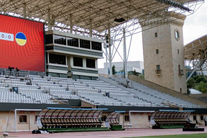 ФОТО. Ужасное поле и пустой стадион. Сборная Украины играет в Баку