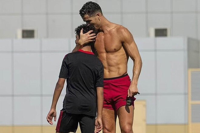 ФОТО. Роналду показал сыну свой первый дом, чтобы дать важный урок