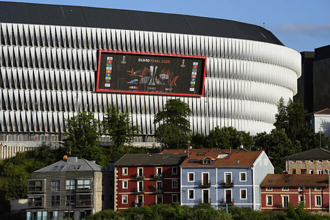ВІДЕО. Фанати Тоттенгема і МЮ влаштували масову бійку напередодні фіналу ЛЄ