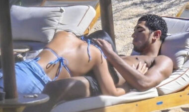 ФОТО. Звезду Реала поймали за любопытным занятием. Вирусный кадр с отдыха