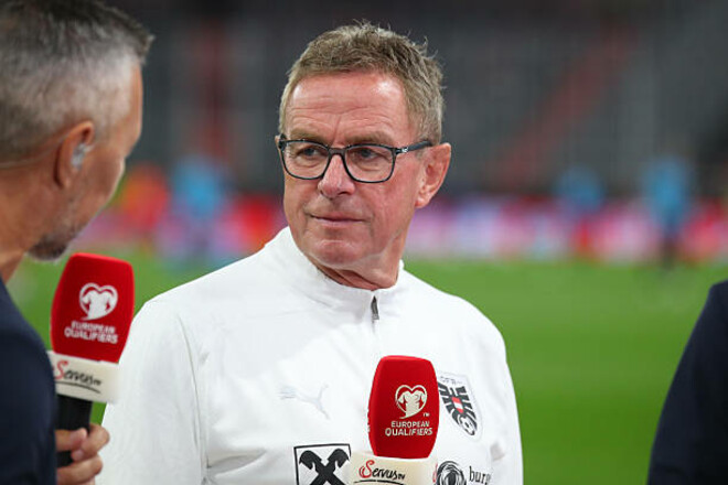 ВИДЕО. Тренер Австрии проехался на велосипеде по футбольному полю