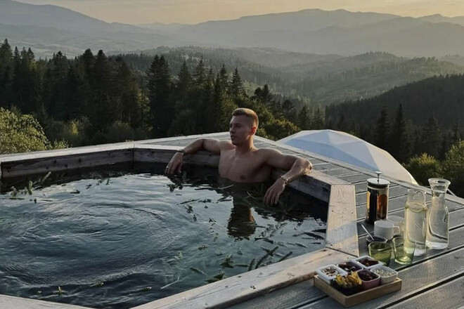 ФОТО. Розкішний відпочинок гравця Шахтаря в горах. З вогняною блондинкою