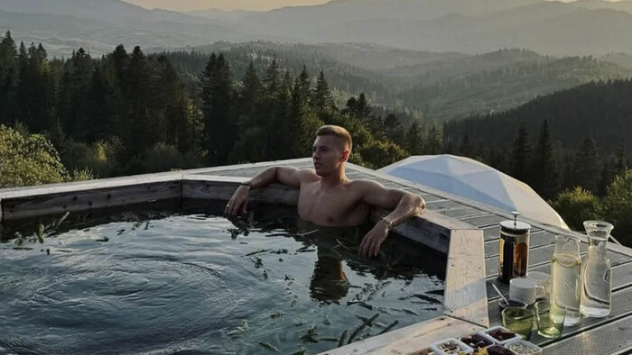 ФОТО. Розкішний відпочинок гравця Шахтаря в горах. З вогняною блондинкою