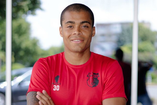 ВИДЕО. Игрок Вереса удален за целенаправленный удар соперника