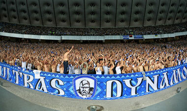 ВИДЕО. Ультрас Динамо забросали неизвестными предметами скамейку запасных