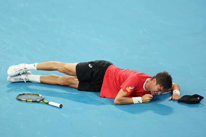 Бельгієць 30 хвилин страждав через судоми і здолав 8-му ракетку за 3 години