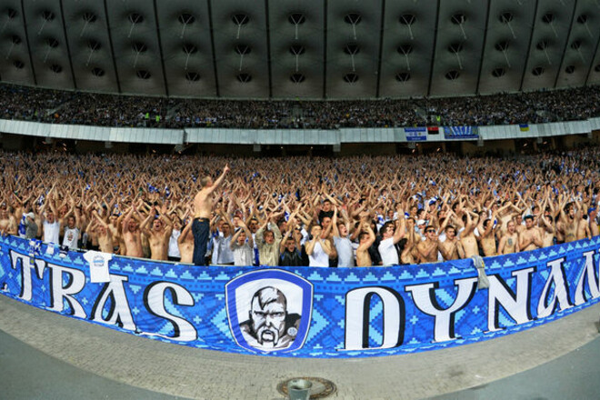 ВІДЕО. Ультрас Динамо закидали невідомими предметами лаву запасних