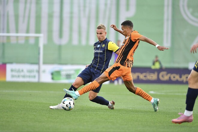 ФОТО. Суперечки з суддею. Гравці матчу Металіст 1925 – Шахтар розбили двері