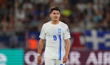 Кто из нападающих провел больше всего минут на поле за последние 365 дней?