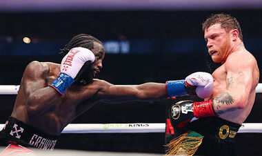 Crawford interrupted Alvarez in Las Vegas and became the absolute world champion