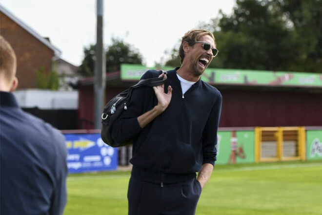 ВИДЕО. Бывший футболист сб. Англии проиграл спор и стал маскотом