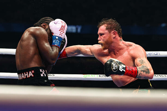 Альварес объяснил, почему проиграл Кроуфорду в самом большом бою года