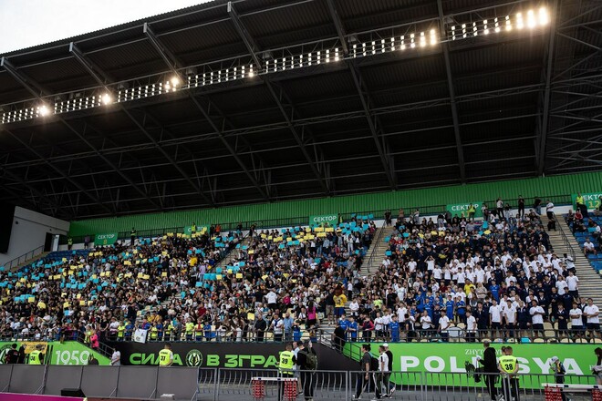 Более 3 тысяч. Известно количество фанатов на игре Металлист 1925 – Шахтер