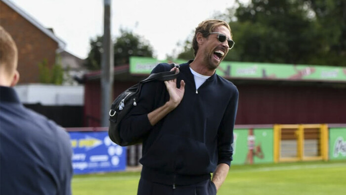 ВИДЕО. Бывший футболист сб. Англии проиграл спор и стал маскотом