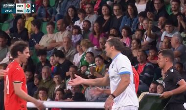 ВІДЕО. Як Усик вийшов на заміну в благодійному матчі в Лісабоні