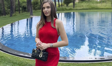 ФОТО. Девушка экс-звезды украинского футбола впечатлила новым фотосетом