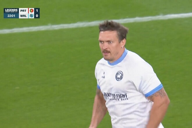 ФОТО. Усик сыграл 17 минут в первом тайме, после чего был заменен