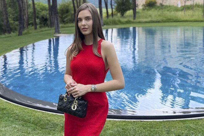 ФОТО. Девушка экс-звезды украинского футбола впечатлила новым фотосетом