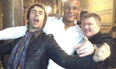 Раритетное фото из Манчестера. Компани трогательно простился с Хаттоном