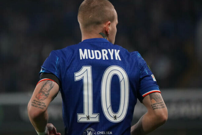 Ходит в церковь. Известно, чем Мудрик занимается в Лондоне