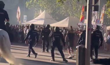 ВИДЕО. В Мадриде случилась драка фанатов Реала и Марселя. Вмешалась полиция