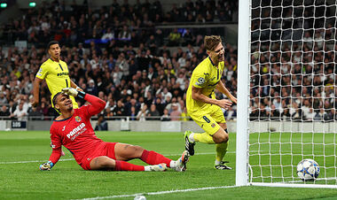 ВИДЕО. Курьезный автогол голкипера. Тоттенхэм быстро забил Вильярреалу