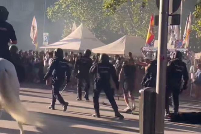 ВИДЕО. В Мадриде случилась драка фанатов Реала и Марселя. Вмешалась полиция