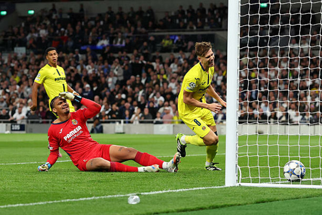 ВИДЕО. Курьезный автогол голкипера. Тоттенхэм быстро забил Вильярреалу