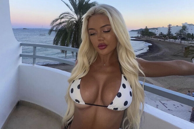 ФОТО. Горячая футбольная фанатка разделась практически догола