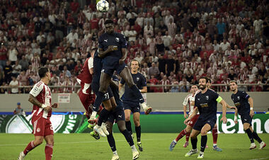 ФОТО. Пафос із 26-ї хвилини грає у меншості у матчі ЛЧ з Олімпіакасом