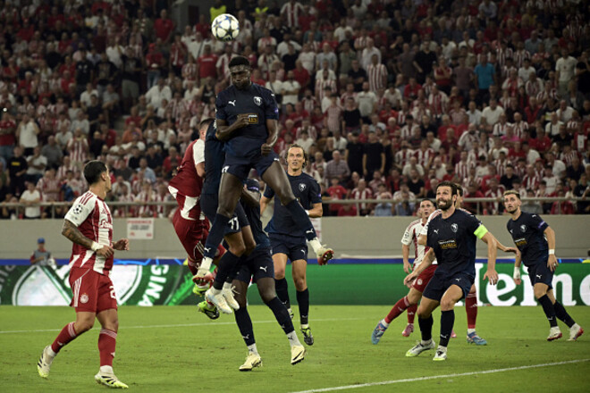 ФОТО. Пафос із 26-ї хвилини грає у меншості у матчі ЛЧ з Олімпіакасом