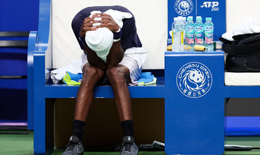 ФОТО. Неприятное падение. Монфис досрочно завершил стартовый матч в Китае