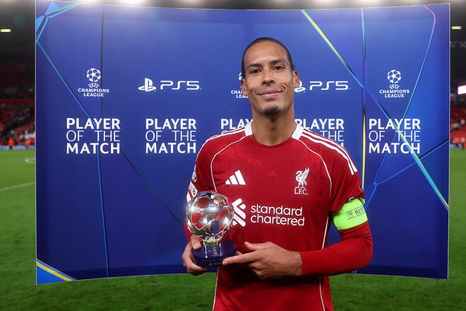 ФОТО. Ван Дейк получил приз лучшему. Какая у него оценка, а что у Салаха?