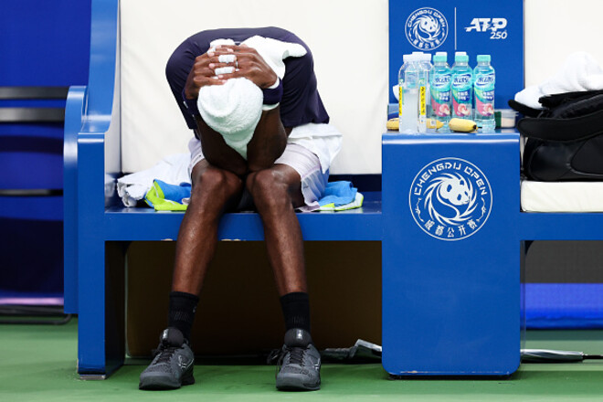 ФОТО. Неприємне падіння. Монфіс достроково завершив стартовий матч у Китаї