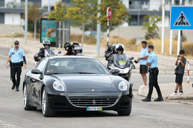 ФОТО. Моуріньо прибув на базу Бенфіки. Приїхав на подарунку Абрамовича