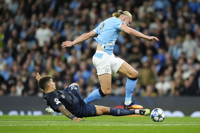 ВИДЕО. Капитан Наполи получил красную в матче ЛЧ против Манчестер Сити