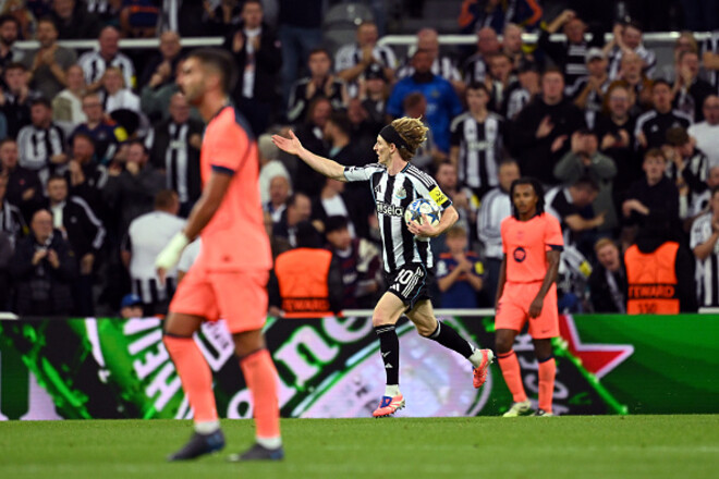 ВИДЕО. Как Гордон отыграл один гол для Ньюкасла на 90-й в матче с Барсой