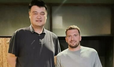 ФОТО. Який маленький. Дончич зробив світлину із зірковим китайцем