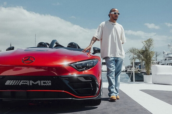 ФОТО. Чемпіон Формули-1 продав усі свої авто. Причина