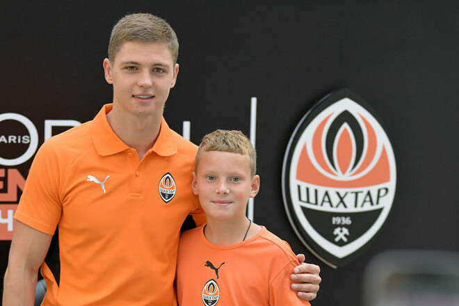 ФОТО. Валерій Бондар провів автограф-сесію для фанатів у Києві