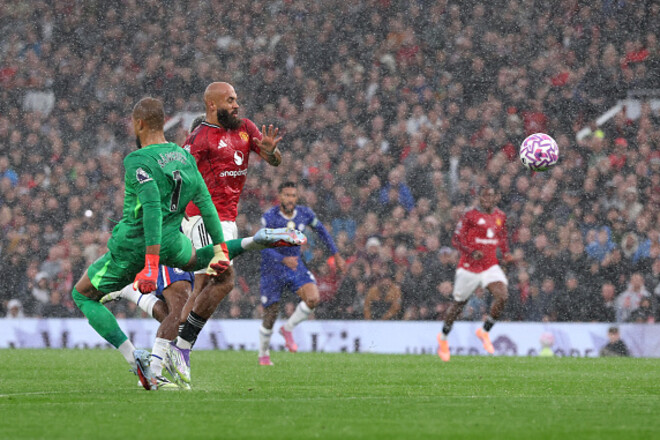 ВІДЕО. Голкіпер Челсі отримав червону на 4-й хвилині матчу з Ман Юнайтед