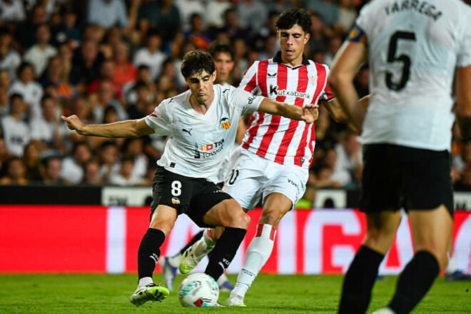 Валенсия победила Атлетик. Баски доигрывали матч в меньшинстве