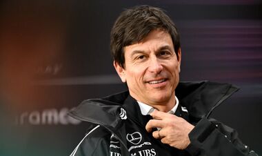 ФОТО. «Счастливый ублюдок!». Мерседес поздравил соперников с подиумом