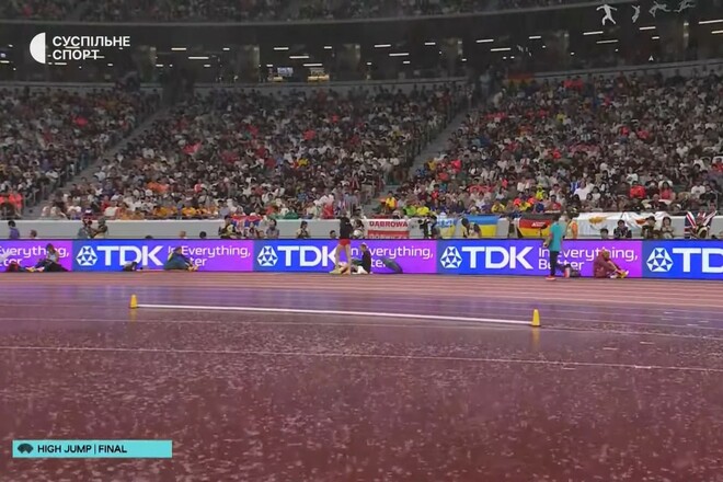 Резко пошел сильный дождь. Соревнования ЧМ в прыжках в высоту остановлены