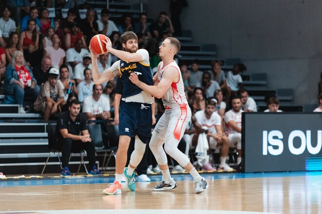 ОФІЦІЙНО. Центровий збірної України продовжить кар'єру в Німеччині