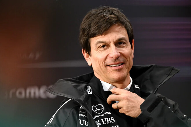 ФОТО. «Щасливий виродок!». Мерседес привітав суперників з подіумом