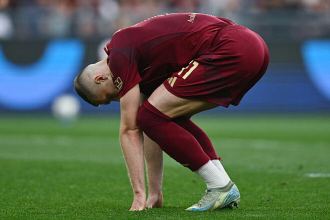 «Разделил фанатов пополам». В Италии рассказали, как Роме быть с Довбиком