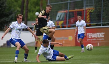 ВІДЕО. Пішов на таран. Гравець Динамо U-19 зніс арбітра та суперника
